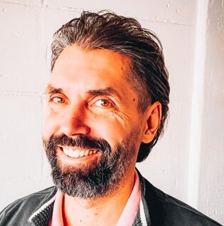 Валерий Мазнев основатель и наставник Progwards Валерий Мазнев основатель и наставник преподает на курсах Java в Progwards