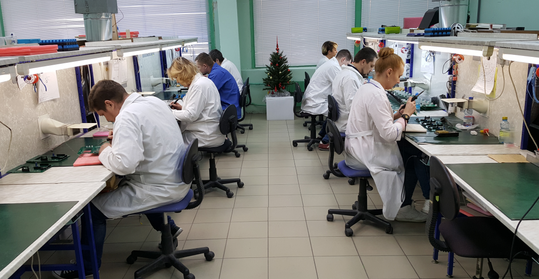 СПРИНТИКА-ПРО >>> Участок ручного монтажа выводных компонентов на печатные платы СПРИНТИКА-ПРО >>> Участок ручного монтажа выводных компонентов на печатные платы