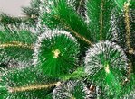 искусственная елка с шишками