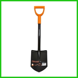 Лопата штыковая укороченного типа Fiskars Solid будет надежным помощником кладоискателя. Фото