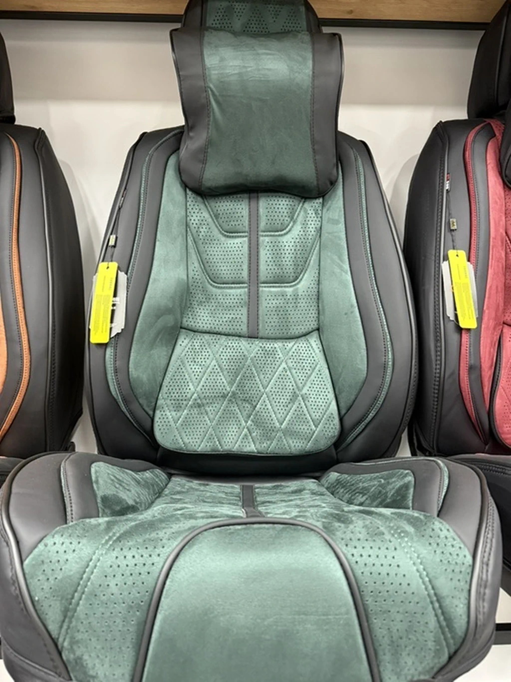 Чёрные каркасные авточехлы из экокожи и алькантары  