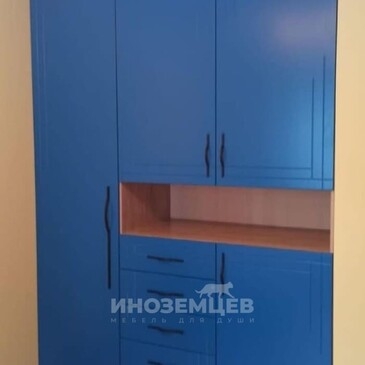 Синий шкаф в детскую комнату мальчика с нишей и выдвижными ящиками