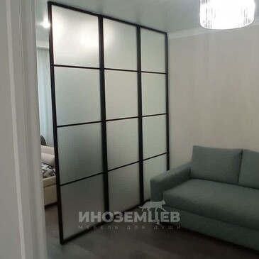 Лофт перегородка из черного металла и матового стекла в интерьере