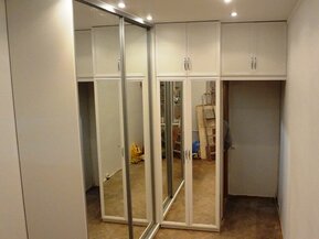 Угловой Г образный шкаф в коридоре