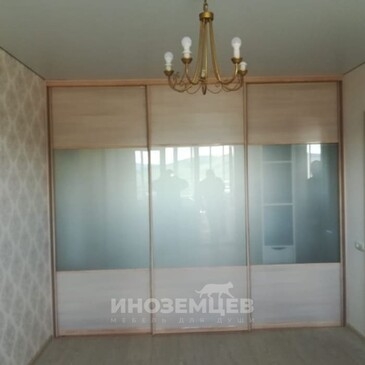 Крупный план раздвижных дверей шкафа-перегородки купе с матовым стеклом