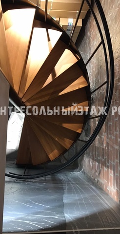 Закрытый каркас лестницы с площадкой