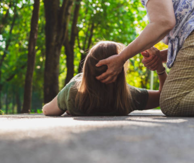 Женщина принимает Осполот: управление эффектами, выгодная покупка