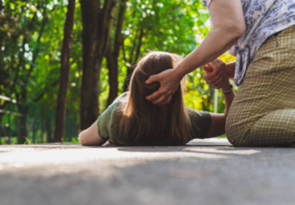 Женщина принимает Осполот: управление эффектами, выгодная покупка