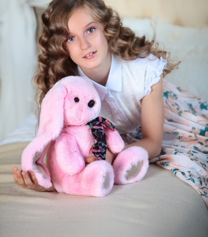 Меховая игрушка зайчик из натурального меха кролика