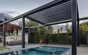 Пергола у бассейна или ресторана