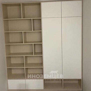 Внутреннее наполнение распашного шкафа в детскую с открытыми полками и выдвижными ящиками