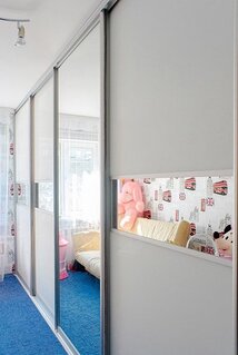 Встроенный шкаф купе двери серого цвета