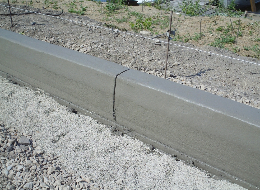 Бетонный дорожный бордюр: устойчив к транспортным нагрузкам и вибрациям