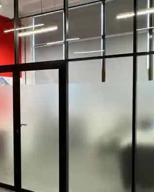 Изображение производственной перегородки стекла и пластика