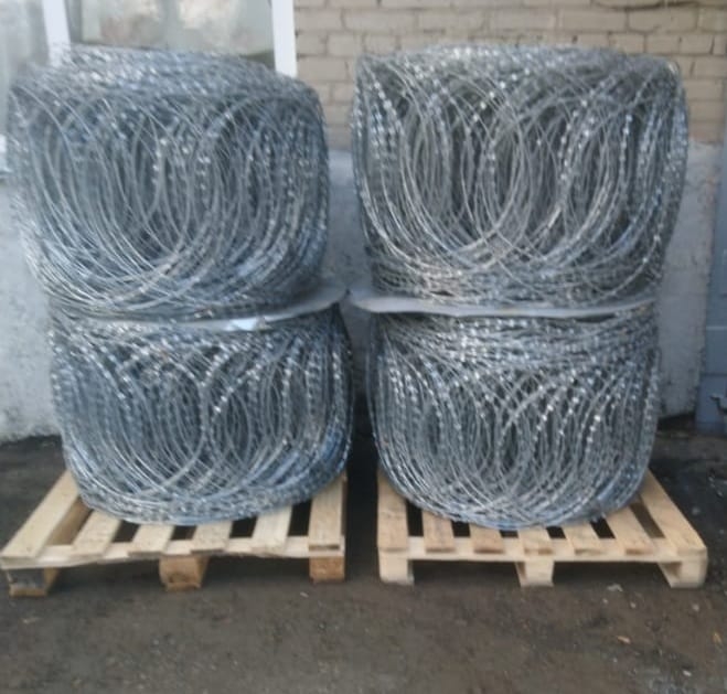 Изготовление и монтаж козырьков из металла над входом в Новосибирске