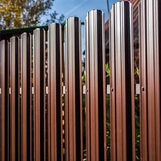 Забор из металлического штакетника в цвете 8017