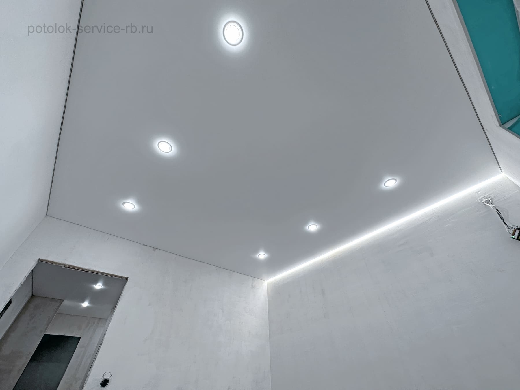 Парящий потолок с точечными светильниками