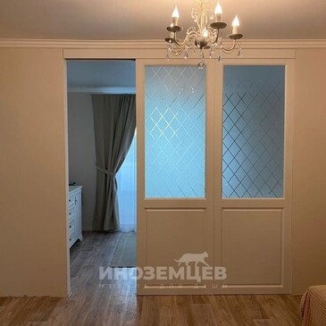 Светлая раздвижная перегородка с пескоструйным декором в интерьере спальни