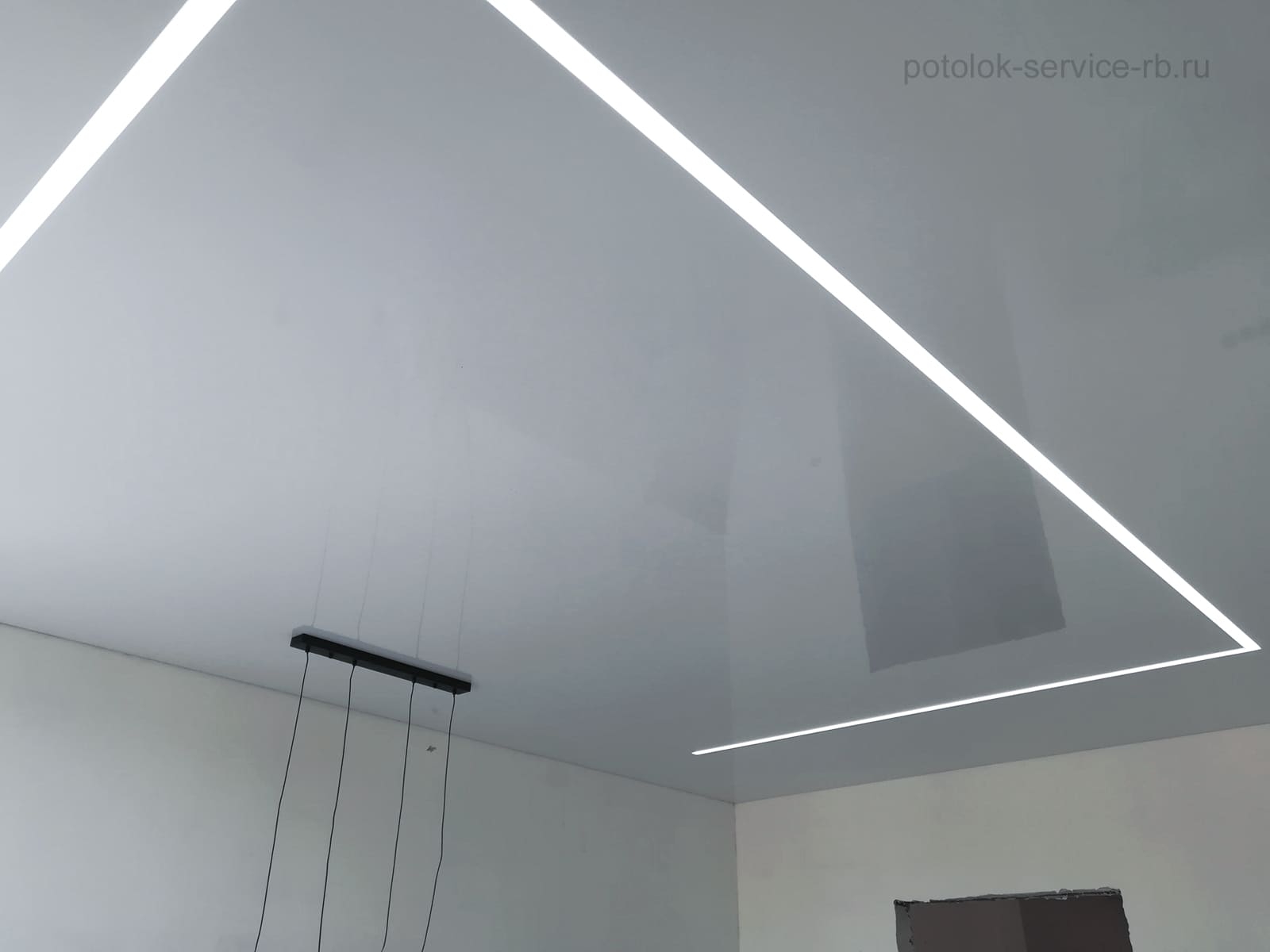 Световая линия на белом глянцевом потолке