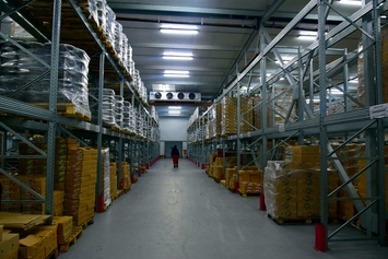 Паллетные стеллажи СуперЦинк в морозильной камере продуктового склада