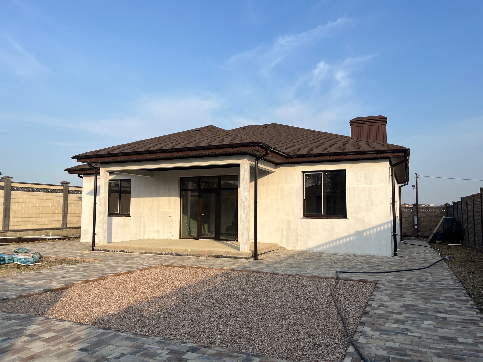 Фото двухэтажного дома с контрастной отделкой, лестницей и балконом