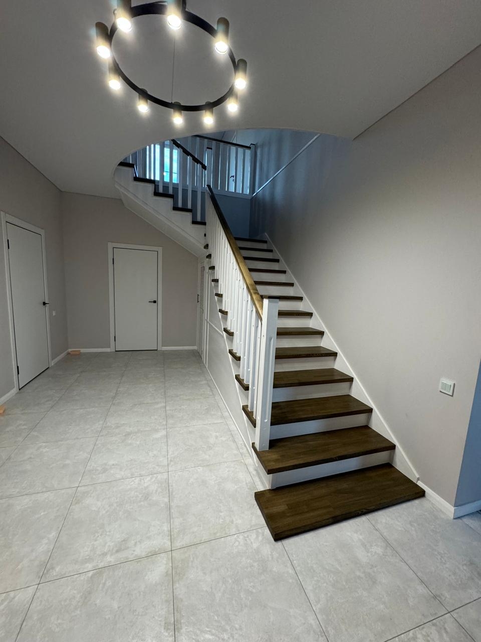 Изготовление и монтаж поворотной лестницы на второй этаж из дерева в Уфе, Уфимском районе 