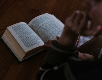 Пациент ведет дневник контроля приступов эпилепсии