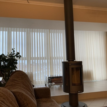 Рулонные шторы на лоджии, балконе в кассете с направляющими зебра день ночь