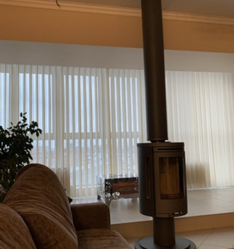 Рулонные шторы на лоджии, балконе в кассете с направляющими зебра день ночь