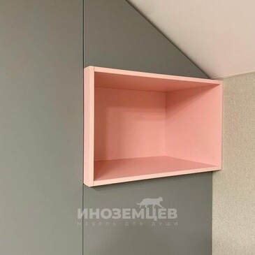 Крупный план ярко-розовой ниши (полки) в современном сером шкафу для комнаты девочки
