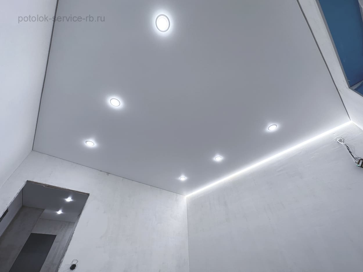 Парящий потолок с точечными светильниками