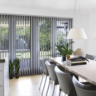 Вертикальные тканевые жалюзи в гостиной в Самаре