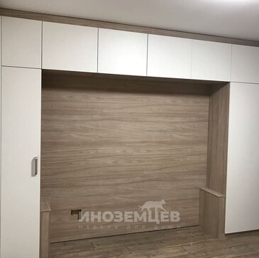 П-образный шкаф с зеркалом и столиком вокруг кровати