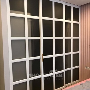 Гардеробная комната купе с раздвижными дверями, белый профиль