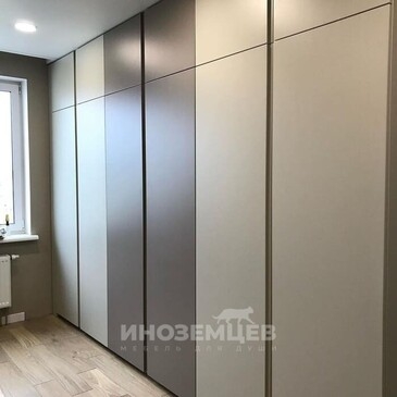 Современный встроенный шкаф с комбинированными фасадами в спальне