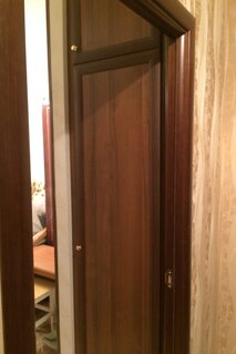 Встроенный шкаф с распашной дверью в спальне