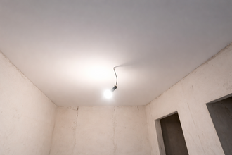 Ошукатуренный потолок