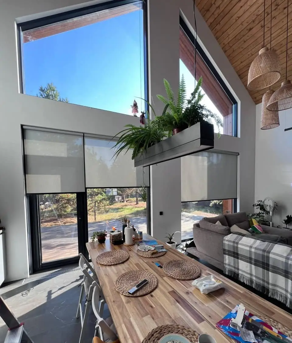 Рулонные шторы на панорамные окна в доме