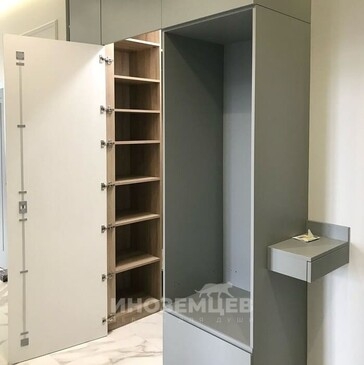 Внутреннее наполнение угловой гардеробной с открытыми полками для хранения в прихожей