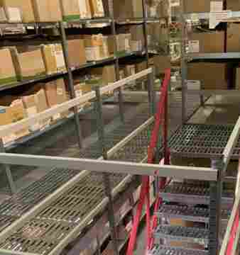 Лестница в мезонинных стеллажах