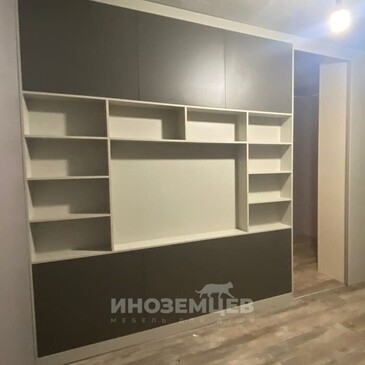 Шкаф-перегородка зонирующий пространство комнаты с удобным проходом в спальное место