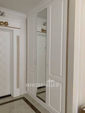 Белый шкаф с зеркалом в прихожую