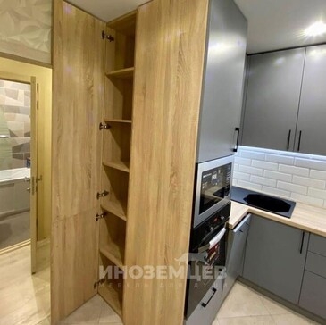 Фото интерьера маленькой кухни с угловым гарнитуром в серых тонах