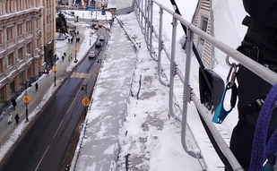 Чистка крыши домов от снега и наледи