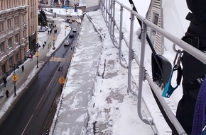 Чистка крыши домов от снега и наледи