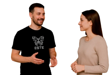 Менеджер ESTE и дизайнер обсуждают проект