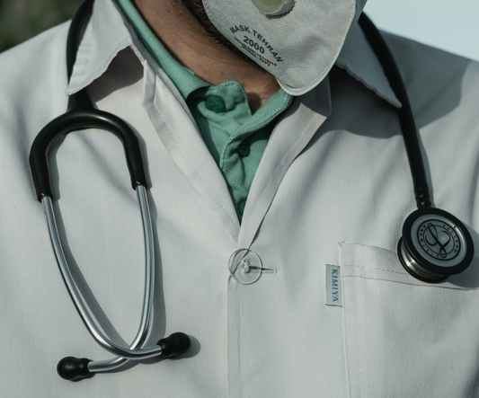 Невролог консультирует пациента с болезнью Паркинсона о методах лечения