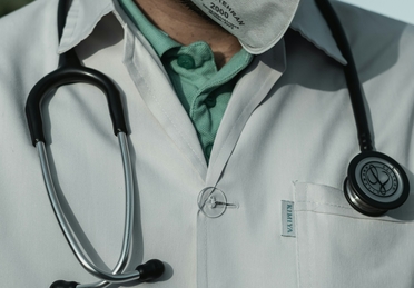 Невролог консультирует пациента с болезнью Паркинсона о методах лечения