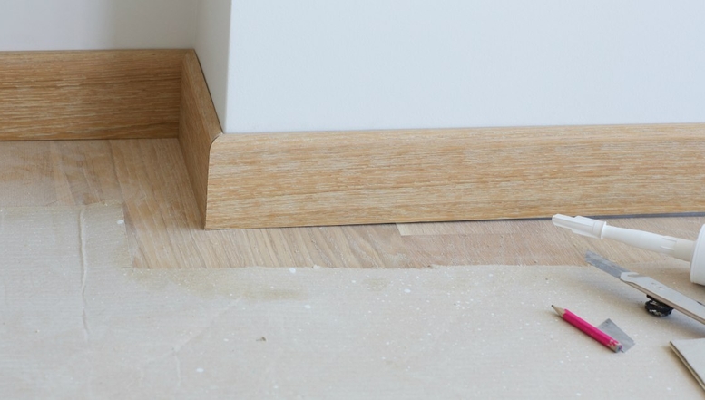 установка плинтусов