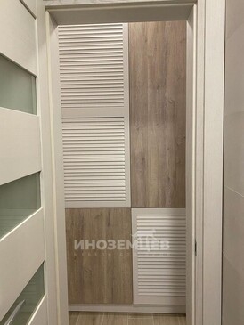 Высокий напольный шкаф в ванную комнату с комбинированными реечными фасадами